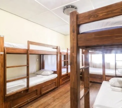 Кровать в общем номере в Kamuning Hostel