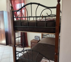 Кровать в 8-местном общем номере в Гостевой дом