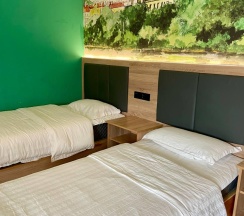 4-местный номер стандарт с 3 односпальными и 1 двуспальной кроватью в Holiday hotel