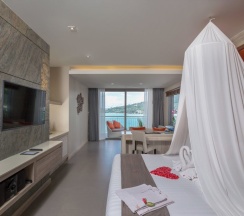 Двухместный люкс Honeymoon с видом на море двуспальная кровать в Cape Sienna Gourmet Hotel & Villas