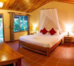 Двухместное бунгало Superior с видом на сад двуспальная кровать в La Casa Resort