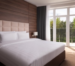 Номер Junior Suite, вид на море - с большой двуспальной кроватью, кресло-кроватью и диван-кроватью в Movenpick Resort&SPA Anapa Miracleon