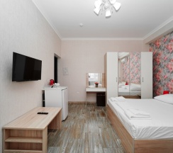 Трёхместная комната с одной двуспальной и односпальной кроватями в Чайка