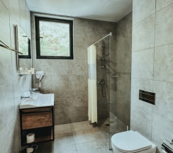 Двухместный полулюкс с видом на горы двуспальная кровать в Нарт