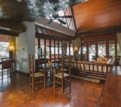 Двухместная Hong See двуспальная кровать в Mom Tri's Villa Royale