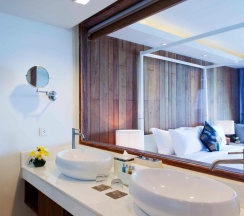 Двухместный люкс с видом на море двуспальная кровать в Отель Zenmaya Oceanfront Phuket, Trademark Collection by Wyndham