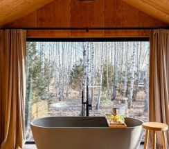Модерн - дача с дровяным камином и ванной у панорамного окна в Domingo Dacha