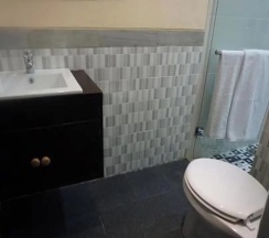 Двухместный номер Standard с балконом и с видом на сад двуспальная кровать в Mai Guesthouse Sanur