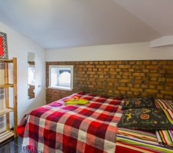 Небольшая двухместная комната с двуспальной кроватью в Gallery and more