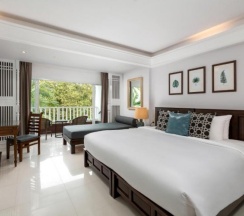 Двухместный номер Deluxe Terrace с балконом и с видом на бассейн двуспальная кровать в Thavorn Palm Beach Resort Phuket