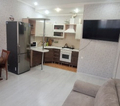 Люкс номер для семьи с большой кроватью и кухней в Гостевой дом