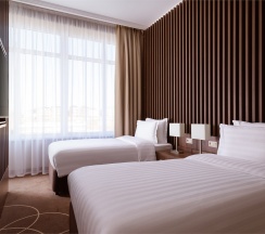 Номер Executive Suite с двуспальной кроватью, двумя односпальными кроватями и диваном-кроватью в Movenpick Resort&SPA Anapa Miracleon