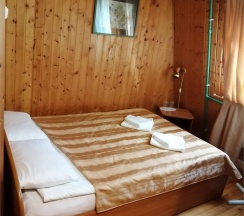 Двухместный номер с одной  двуспальной кроватью в Трактир у дороги