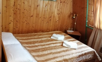 Двухместный номер с одной  двуспальной кроватью в Трактир у дороги