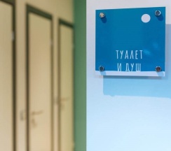 Трехместный номер с двуспальной кроватью, одной дополнительной кроватью и общей ванной комнатой в Весна