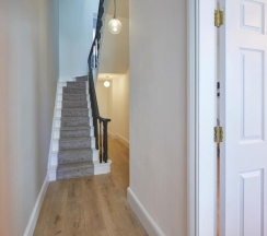 Коттедж с 5 комнатами в Host Stay Castle View