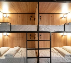 Кровать в женском 6-местном номере (удобства на этаже) в Sleep box