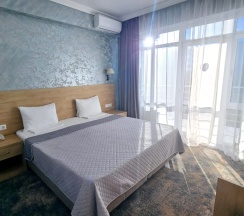 Стандартный номер с двуспальной и 2 односпальными кроватями в Бригантина