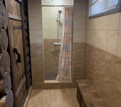 Шестиместный коттедж Comfort с 3 комнатами с красивым видом из окна в Дубки