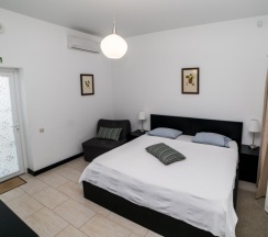 202 - Трехместный номер с балконом и боковым видом на море в Азов Инн