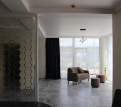 Двухместный семейный люкс с балконом и с красивым видом из окна двуспальная кровать в Вилла Абхазия