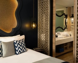 Двухместный номер Deluxe с балконом и с видом на сад двуспальная кровать в Avista Grande Phuket Karon - MGallery