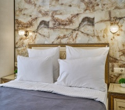 Студия Панорамная с балконом, мини кухней и видом на город и зелёную зону в Амбассадор