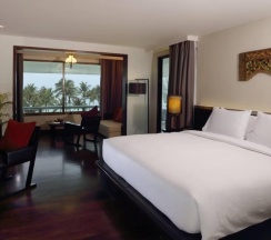 Двухместный номер с террасой с видом на океан двуспальная кровать в Le Meridien Phuket Beach Resort