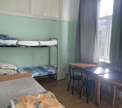 Кровать в общем номере с красивым видом из окна в Staffhostel