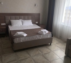 Люкс Luxury с 2 комнатами с балконом и с красивым видом из окна в Артика