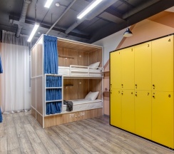 Кровать в 8-и местном общем номере повышенной комфортности в Roomy Hostel