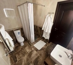 Шале c террасой с балконом в Moon House
