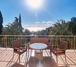 Апартаменты с видом на море и террасой в Арт-отель