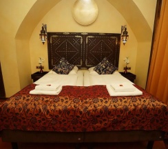 Двухместный номер Superior с видом на сад двуспальная кровать в Hotel Villa Oriental & Restaurant