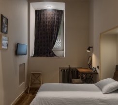 Двухуровневый номер с двумя раздельными кроватями в Brick Walls Hotel
