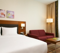 Номер категории «Семейный» с большой кроватью (King size) в Hilton Garden Inn Volgograd