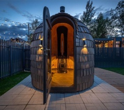 Коттедж с одной спальней, купелью и баней в Black Village Family