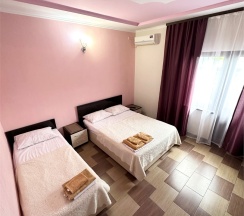 Трехместный номер с балконом в Guest house city center