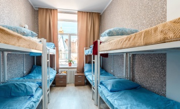 Кровать в общем номере с красивым видом из окна в Два медведя