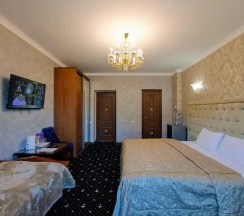Трёхместный номер Standard в Golden House