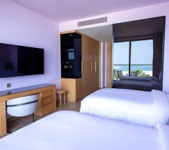 Двухместный номер Premium с балконом и с видом на море 2 отдельные кровати в Voco Monaco Dubai