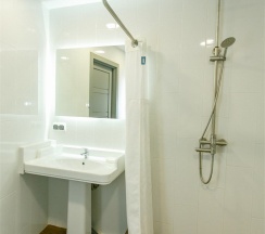 Апартаменты "На листопадной 15А" в Саквояж