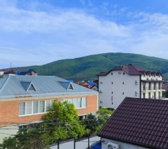 Трехместный номер с балконом с видом на улицу в Amina