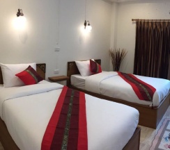 Двухместный номер Standard с балконом 2 отдельные кровати в Maesot Siri Hotel