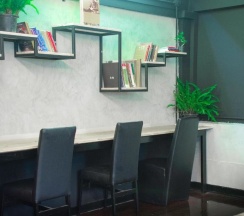 Кровать в общем номере с видом на город в KAYAN Hostel
