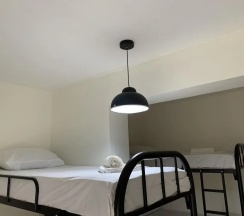 Кровать в общем номере (мужской номер) в White Hostel