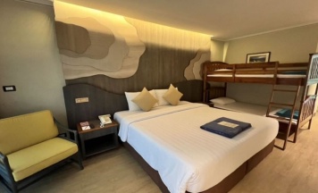 Четырёхместный номер Deluxe семейный с видом на бассейн в Amora Beach Resort Phuket
