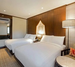 Четырёхместный номер с балконом и с видом на бассейн в Phuket Marriott Resort And Spa, Nai Yang Beach