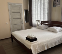 Трехместный номер с двуспальной и односпальной кроватью в Тренд