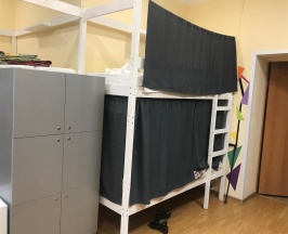 Кровать в 10-местном общем женском номере в Orange